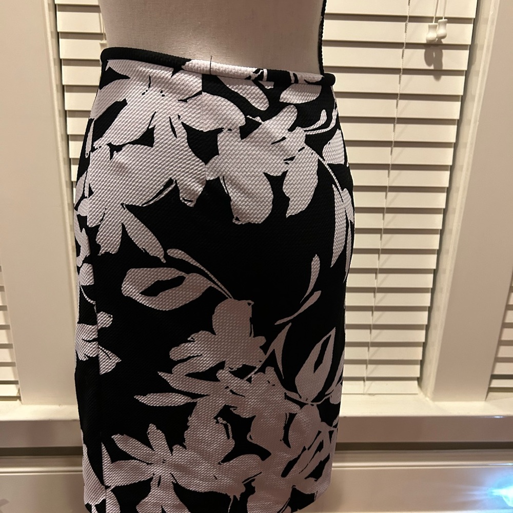 Calvin Klein || Black & White Pencil Skirt || Size 2P